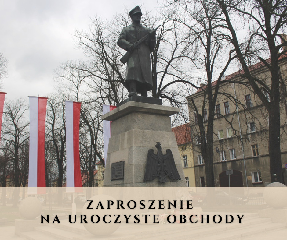 Pomnik Żołnierza Polskiego w Rawiczu wraz z otaczającymi go biało-czerwonymi flagami