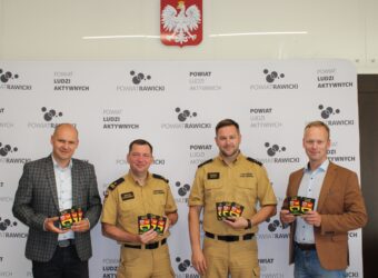 17 lipca br. w siedzibie Starostwa Powiatowego w Rawiczu oficjalnie przekazano przedstawicielom Komendy Powiatowej Państwowej Straży Pożarnej w Rawiczu 150 naszywek z herbem Powiatu Rawickiego na mundury strażackie.