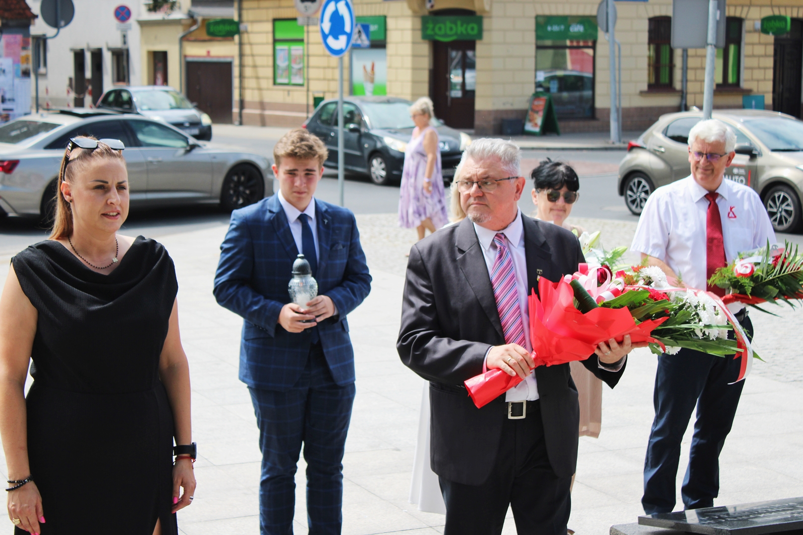 Składanie kwiatów - pomnik żołnierza