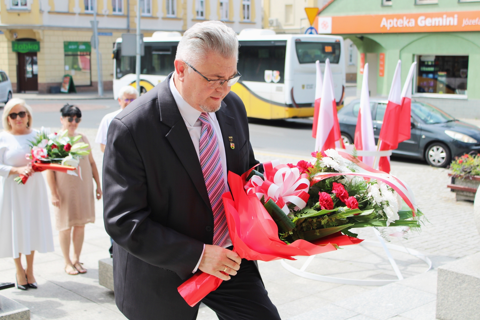 Składanie kwiatów - pomnik Żołnierza