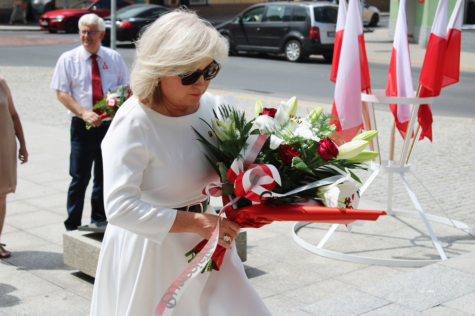 Składanie kwiatów - pomnik Żołnierza