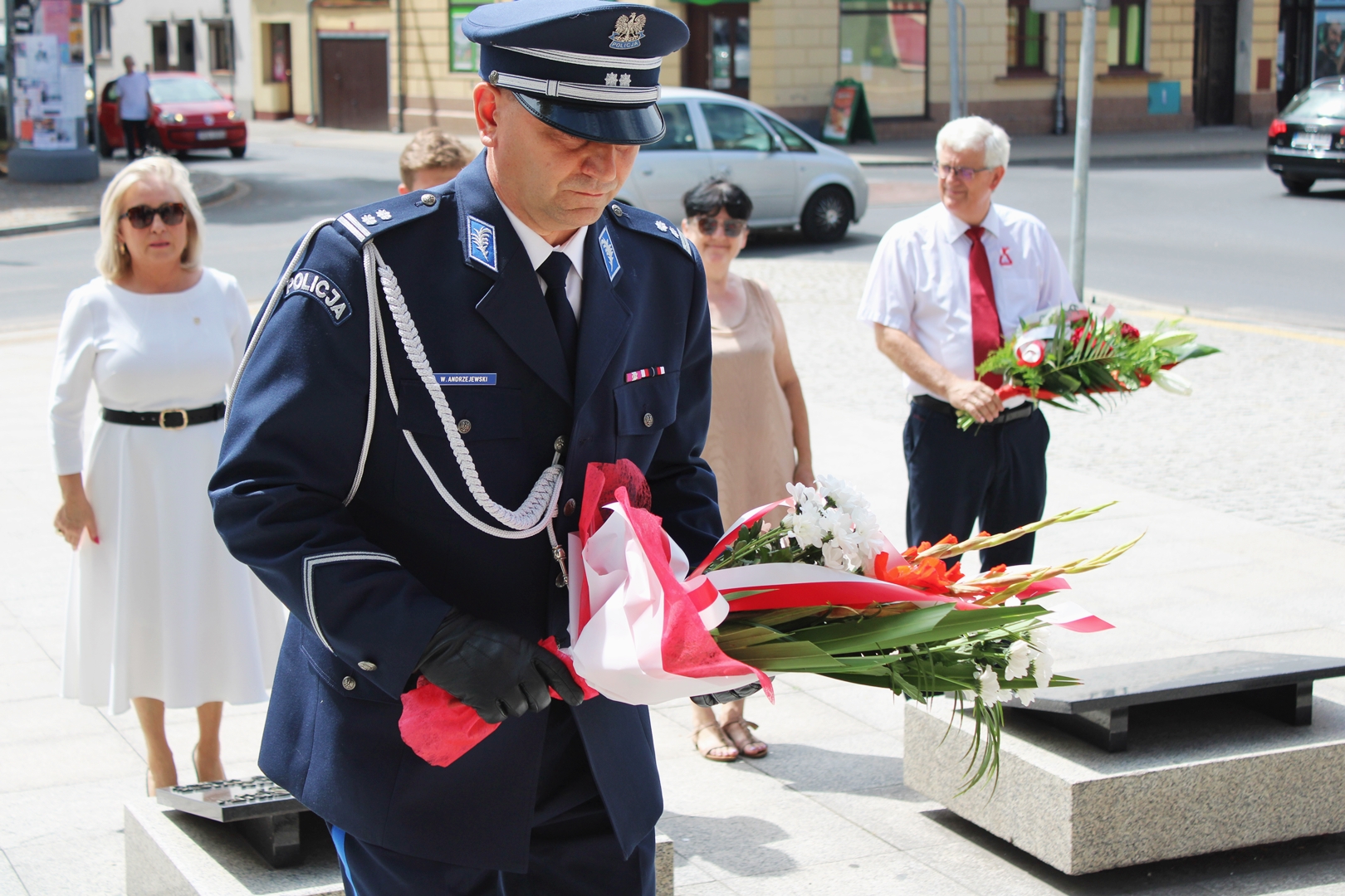 Składanie kwiatów - pomnik Żołnierza