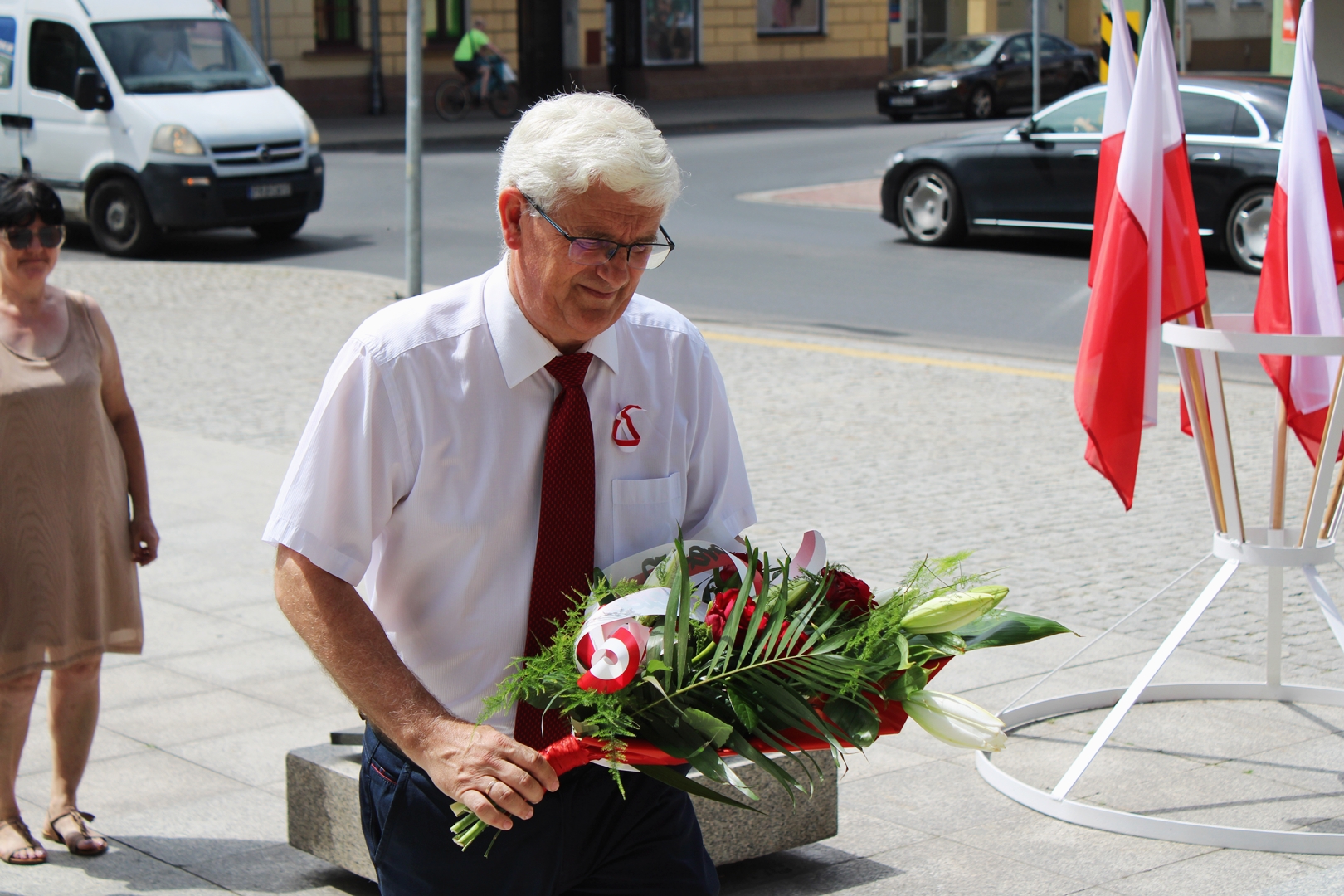 Składanie kwiatów - pomnik Żołnierza