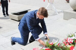 Składanie kwiatów - pomnik Żołnierza