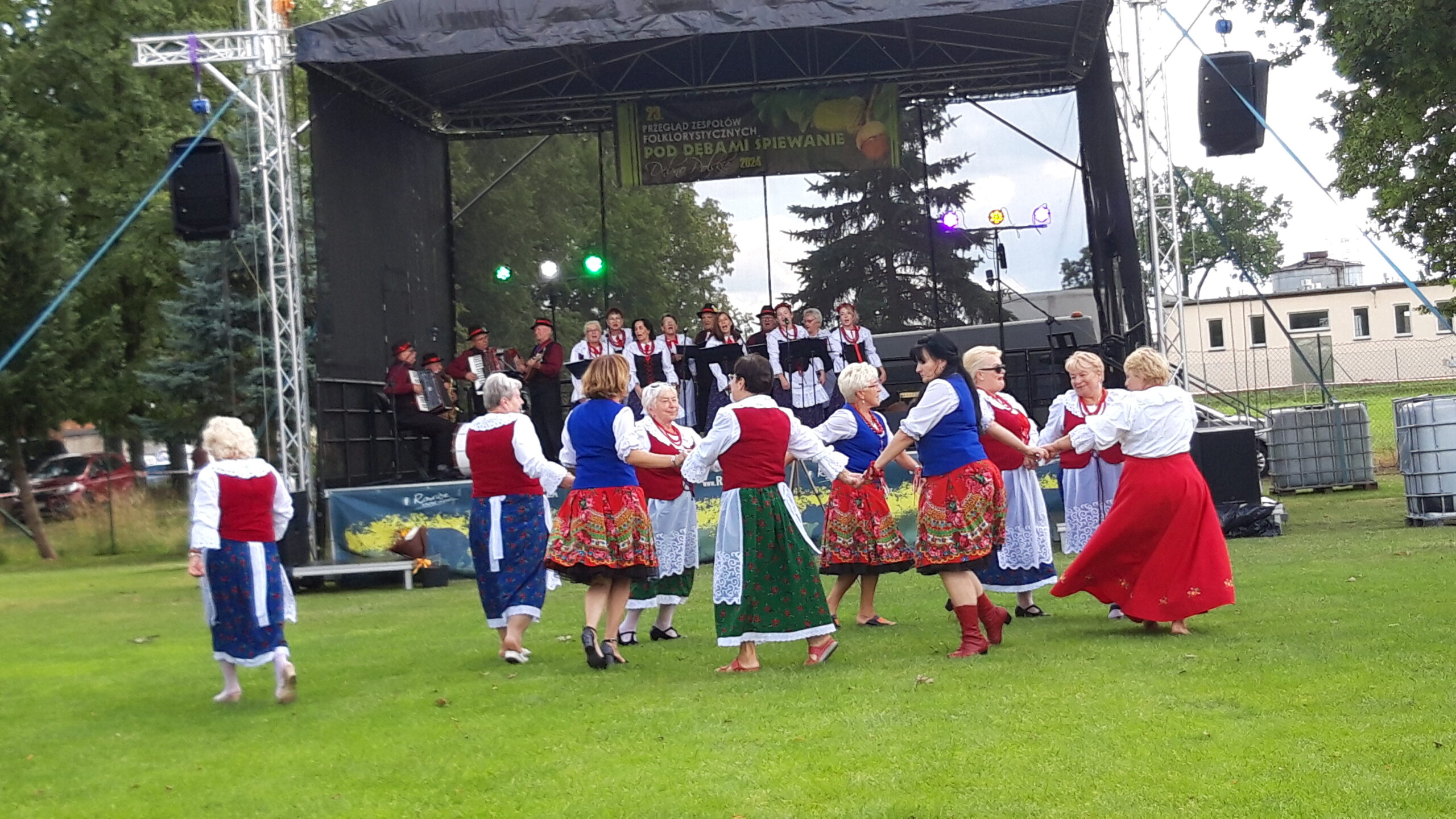 Pod dębami śpiewane