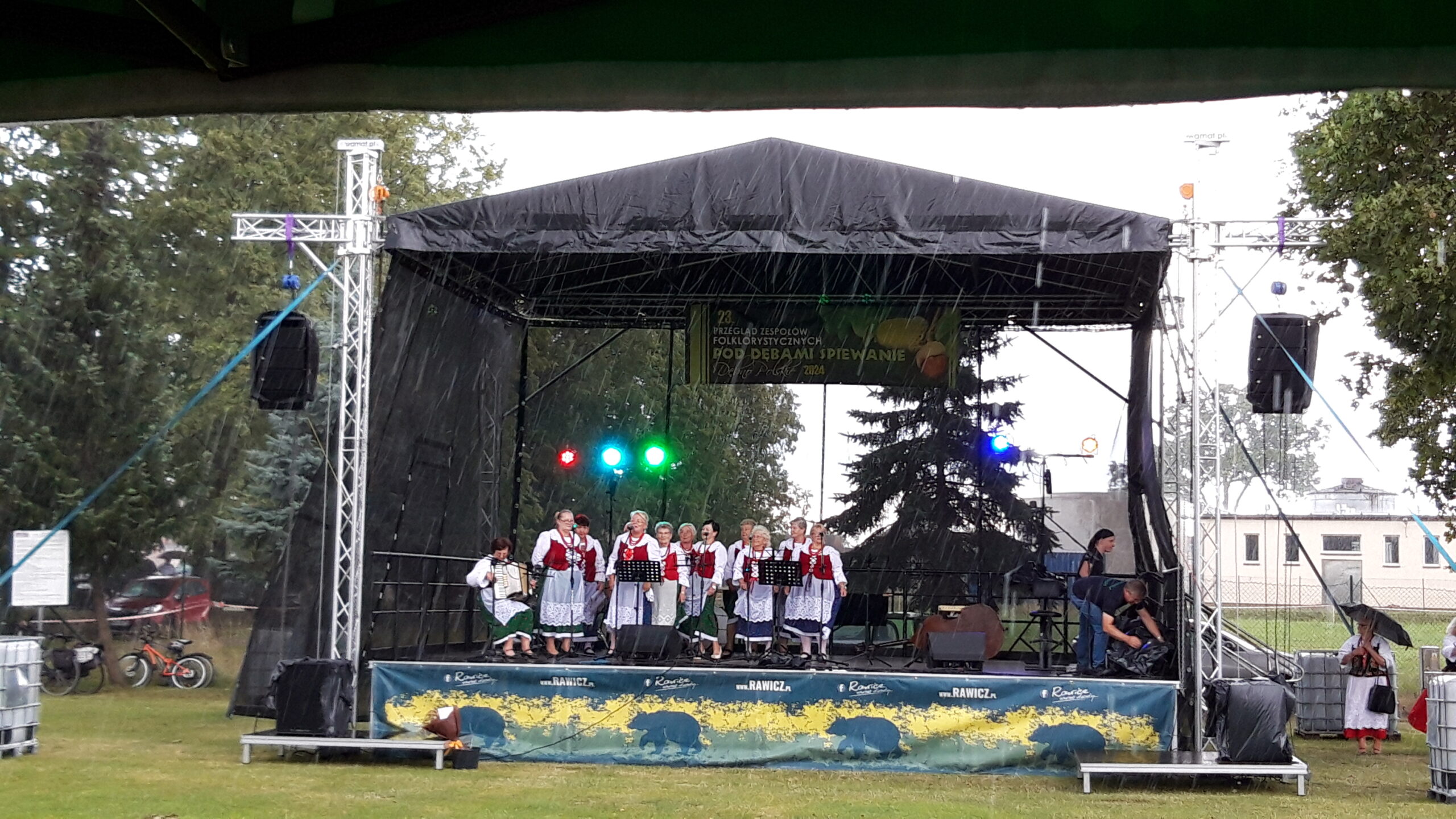 Pod dębami śpiewane