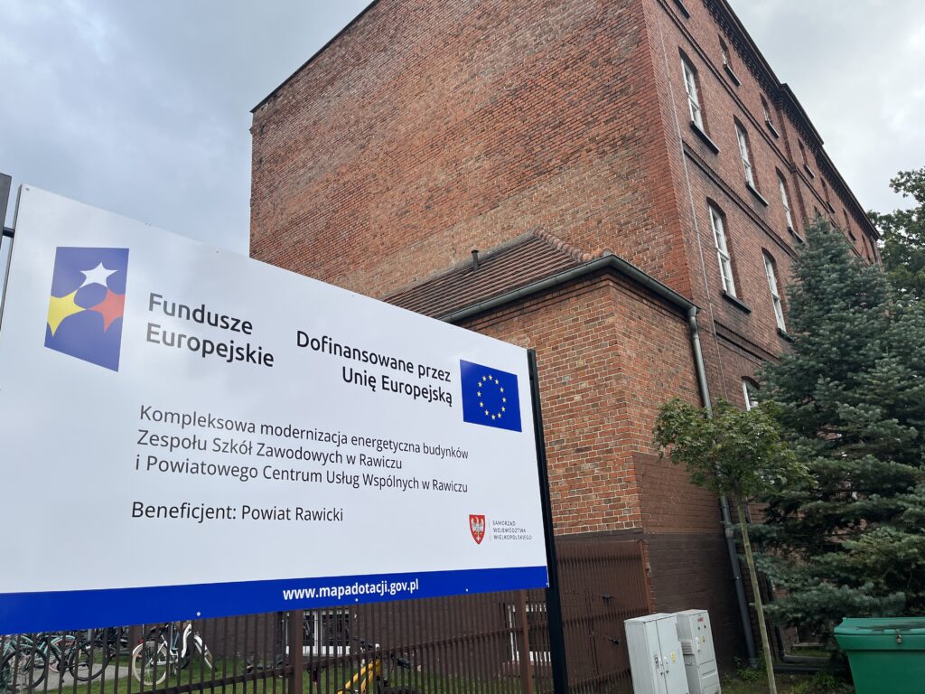 Informacja o zamontowaniu tablicy informacyjno pamiątkowej przy Zespole Szkół Zawodowych w Rawiczu