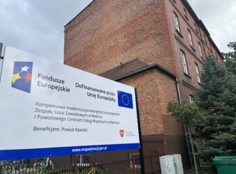 Informacja o zamontowaniu tablicy informacyjno pamiątkowej przy Zespole Szkół Zawodowych w Rawiczu