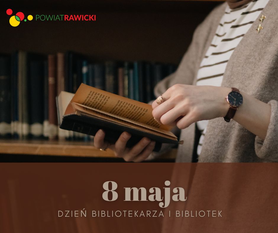 otwarta książka w dłoniach