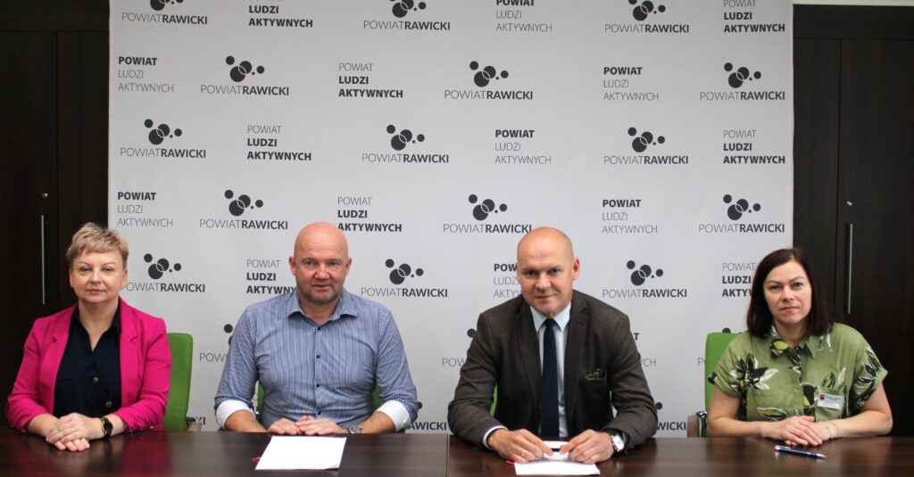 cztery osoby na ściance Powiatu Rawickiego. podpisano umowę.